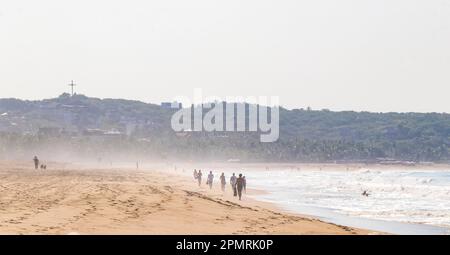 Puerto Escondido Oaxaca Mexique 13. Novembre 2022 très grandes vagues de surfeurs sur la plage à la Punta de Zicatela Puerto Escondido Oaxaca Mexique. Banque D'Images