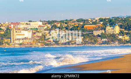 Puerto Escondido Oaxaca Mexique 13. Novembre 2022 très grandes grandes vagues puissantes de surfeurs sur la plage de Zicatela Puerto Escondido Oaxaca Mexique. Banque D'Images