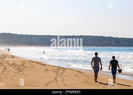 Puerto Escondido Oaxaca Mexique 13. Novembre 2022 très grandes vagues de surfeurs sur la plage à la Punta de Zicatela Puerto Escondido Oaxaca Mexique. Banque D'Images