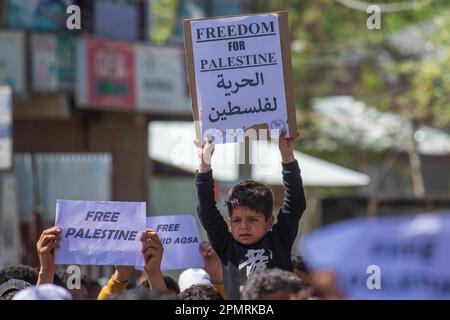 Un gamin musulman cachemiri tient un écriteau lors d'un rassemblement marquant le jour d'al-Quds (jour de Jérusalem) à Srinagar. (Al-Qud) est le nom arabe de Jérusalem, est un événement annuel pro-palestinien tenu le dernier vendredi du Saint jeûne islamique du Ramadan pour exprimer son soutien aux Palestiniens et s'opposer à Israël et au sionisme. Le jour du Qods est également organisé dans plusieurs autres pays, par des communautés musulmanes et non musulmanes du monde entier, avec des manifestations contre l'occupation israélienne de Jérusalem-est. (Photo de Faisal Bashir/SOPA Images/Sipa USA) Banque D'Images