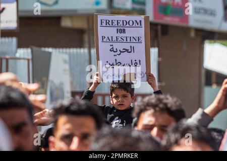 Un gamin musulman cachemiri tient un écriteau lors d'un rassemblement marquant le jour d'al-Quds (jour de Jérusalem) à Srinagar. (Al-Qud) est le nom arabe de Jérusalem, est un événement annuel pro-palestinien tenu le dernier vendredi du Saint jeûne islamique du Ramadan pour exprimer son soutien aux Palestiniens et s'opposer à Israël et au sionisme. Le jour du Qods est également organisé dans plusieurs autres pays, par des communautés musulmanes et non musulmanes du monde entier, avec des manifestations contre l'occupation israélienne de Jérusalem-est. (Photo de Faisal Bashir/SOPA Images/Sipa USA) Banque D'Images