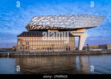 Le bâtiment de l'Autorité portuaire d'Anvers, Havenhuis, ancienne caserne de pompiers dans le port, a été rénové et doté d'une structure en verre, en forme de Banque D'Images