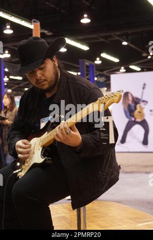 Anaheim, États-Unis. 14th avril 2023. Un congressiste visite la zone d'exposition de donner, une compagnie musicale basée dans la province de Guangdong, dans le sud de la Chine, lors du salon de l'Association nationale des marchands de musique (NAMM) 2023 au centre de congrès d'Anaheim à Anaheim, Californie, États-Unis, sur 13 avril 2023. Les instruments de musique fabriqués en Chine prennent le feu vert lors d'une exposition de l'industrie musicale en cours dans le sud de la Californie, attirant beaucoup d'attention et de reconnaissance de la part de clients et de distributeurs étrangers. Credit: Zeng hui/Xinhua/Alay Live News Banque D'Images