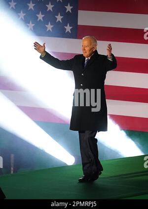 LE président AMÉRICAIN Joe Biden arrive sur scène pour prononcer un discours à la cathédrale St Muredach à Ballina, le dernier jour de sa visite sur l'île d'Irlande. Date de la photo: Vendredi 14 avril 2023. Banque D'Images