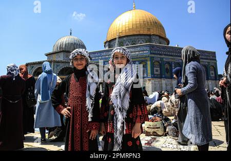 Jérusalem-est, Israël. 14th avril 2023. Musulmans vus lors des prières du vendredi dernier du Saint mois islamique du Ramadan à la mosquée Al-Aqsa à Jérusalem. Les fidèles palestiniens se sont rassemblés pour prier à l'extérieur du Dôme du Rocher, dans le complexe de la mosquée Al-Aqsa de Jérusalem, le troisième site le plus sacré de l'Islam, le dernier vendredi du mois sacré musulman du Ramadan. (Photo de Saeed QAQ/SOPA Images/Sipa USA) Credit: SIPA USA/Alay Live News Banque D'Images