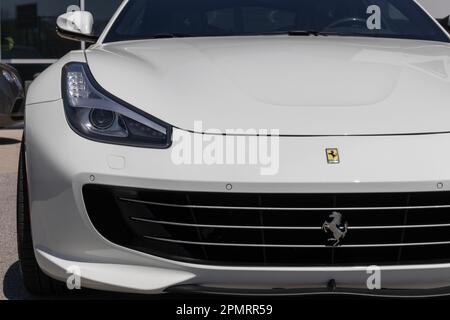 Indianapolis - Circa avril 2023 : exposition Ferrari GTC4Lusso à la concession. La Ferrari GTC4Lusso est un grand tourer de 6,2 litres - 12 cylindres à quatre places. Banque D'Images