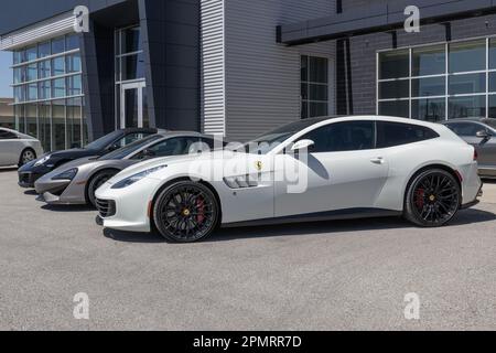 Indianapolis - Circa avril 2023 : exposition Ferrari GTC4Lusso à la concession. La Ferrari GTC4Lusso est un grand tourer de 6,2 litres - 12 cylindres à quatre places. Banque D'Images