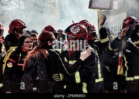 Antonin Burat / le Pictorium - manifestation contre la loi sur les pensions à Paris - 13 avril 2023 - 13/4/2023 - France / Paris / Paris - des pompiers défilent à Paris manifestation organisée à l'occasion de la douzième journée nationale d'action contre la loi sur les pensions. Banque D'Images