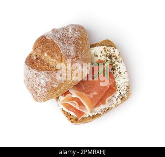 Délicieux sandwich avec jamon sur fond blanc Banque D'Images