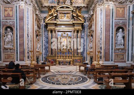 Vue sur un autel de la basilique Santa Maria Maggiore à Rome. Connue sous le nom de Basilique de Santa Maria della Neve, elle est la seule église romaine qui préserve le strict plan basilique. Il a souvent été utilisé personnellement par les papes. Banque D'Images