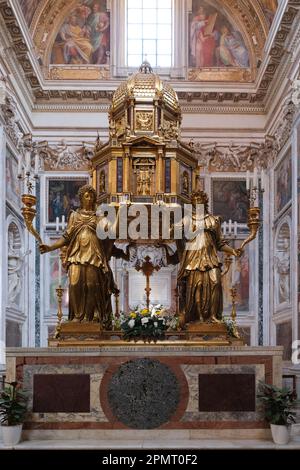 Vue sur un autel de la basilique Santa Maria Maggiore à Rome. Connue sous le nom de Basilique de Santa Maria della Neve, elle est la seule église romaine qui préserve le strict plan basilique. Il a souvent été utilisé personnellement par les papes. Banque D'Images