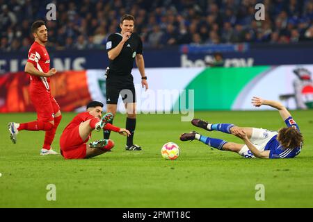 Alex Kral (FC Schalke 04) gefoult von Tolga Cigerci (Hertha BSC) GER, FC Schalke 04 contre Hertha BSC, Fussball, 1. Bundesliga, 28. SPIELTAG, SPIELZEIT 2022/2023, 14.04.2023 LA RÉGLEMENTATION DFL INTERDIT TOUTE UTILISATION DE PHOTOGRAPHIES COMME SÉQUENCES D'IMAGES ET/OU QUASI-VIDÉO. Credit: ANT Palmer/Alamy Live News Banque D'Images