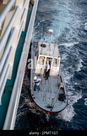 Cartagena, Colombie - 31 mars 2023 : bateau pilote à côté d'un bateau de croisière se préparant à reprendre le pilote à terre. Banque D'Images