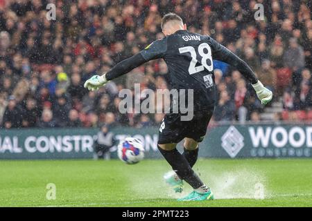 Le gardien de but de la ville de Norwich Angus Gunn libère le ballon dans des conditions horribles lors du match de championnat Sky Bet entre Middlesbrough et Norwich City au stade Riverside, à Middlesbrough, le vendredi 14th avril 2023. (Photo : Trevor Wilkinson | MI News) Credit: MI News & Sport /Alay Live News Banque D'Images