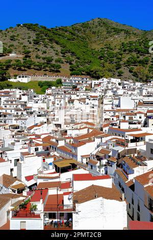 Malaga Mijas Pueblo maisons et rues de village dans la lumière du soleil éblouissante et le ciel bleu profond Banque D'Images