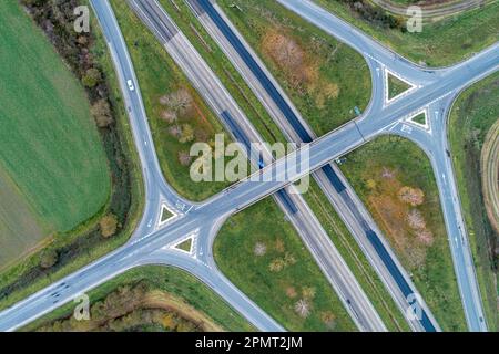 Photo aérienne d'une intersection de rue rurale sans circulation, entourée d'une végétation luxuriante Banque D'Images