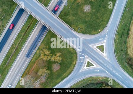 Photo aérienne d'une intersection de rue rurale sans circulation, entourée d'une végétation luxuriante Banque D'Images