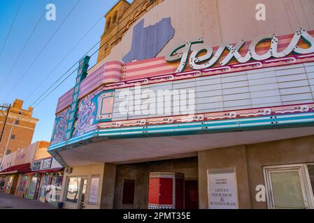 Gros plan de la marquise vintage, art déco et devant le Texas Theater, un monument local à San Angelo, Texas, ouvert en 1929, fermé en 1983, États-Unis. Banque D'Images