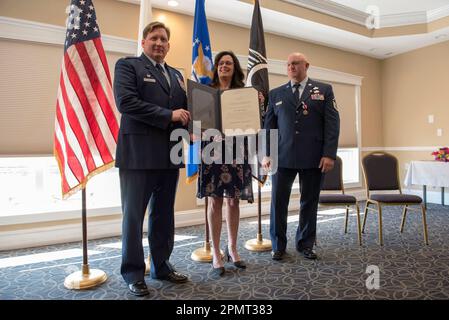 Cape Cod, Massachusetts, États-Unis. 14th avril 2023. La mère de Jack Teixeira, DAWN DUFAULT, au centre, assiste à la cérémonie de retraite du Sgt Thomas P. DUFAULT, maître de stepdad de Teixeira, à gauche, qui a pris sa retraite de l'aile du renseignement 102nd après 34 ans de service honorable lors d'une cérémonie tenue à 6 avril 2019, à la base conjointe de Cape Cod. (Credit image: © Staff Sgt. Thomas Swanson/ZUMA Press Wire) USAGE ÉDITORIAL SEULEMENT! Non destiné À un usage commercial ! Banque D'Images