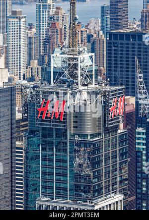 Vue d'en haut : 151 West 42nd Street, alias 4 Times Square et anciennement Conde Nast Building, porte le logo H&M au-dessus de sa tour en maçonnerie et en verre. Banque D'Images