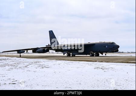 Une stratofortesse B-52H affectée à l'escadre de la bombe de 2nd à la base aérienne de Barksdale, L.A., a atterrit à la base aérienne de Minot, Dakota du Nord, pendant l'exercice de tonnerre mondial, 7 avril 2023. Global Thunder est un exercice annuel de commandement et de contrôle conçu pour former les États-Unis Forces de commandement stratégique et évaluer la préparation opérationnelle conjointe. (É.-U. Photo de la Force aérienne par le premier Airman Zachary Wright) Banque D'Images