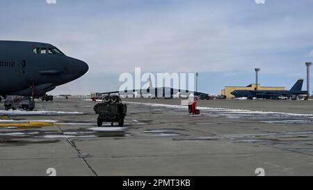 Un B-52H Stratosfortess affecté à la 2nd Bomb Wing de la base aérienne de Barksdale, L.A., taxis sur le tablier de stationnement principal de la base aérienne de Minot, Dakota du Nord, pendant l'exercice de tonnerre mondial, 7 avril 2023. ÉTATS-UNIS Les forces de commandement stratégique sont sous surveillance 24 heures sur 24, sept jours sur sept, et mènent des opérations pour dissuader et détecter les attaques stratégiques contre les États-Unis et nos alliés. (É.-U. Photo de la Force aérienne par le premier Airman Zachary Wright) Banque D'Images