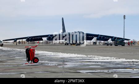 Un B-52H Stratosfortess affecté à la 2nd Bomb Wing de la base aérienne de Barksdale, L.A., taxis sur le tablier de stationnement principal de la base aérienne de Minot, Dakota du Nord, pendant l'exercice de tonnerre mondial, 7 avril 2023. Les exercices comme Global Thunder impliquent une planification et une coordination étendues pour fournir une formation unique aux unités et forces affectées. (É.-U. Photo de la Force aérienne par le premier Airman Zachary Wright) Banque D'Images