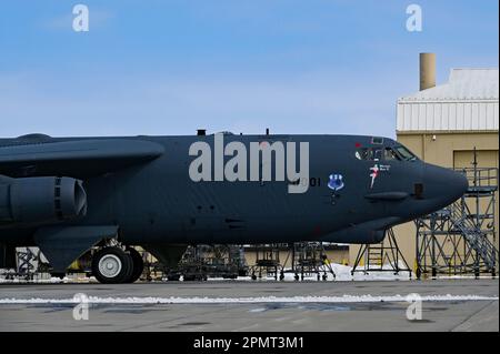 Une stratofortesse B-52H affectée à l'escadre de la bombe de 2nd à la base aérienne de Barksdale, L.A., a atterrit à la base aérienne de Minot, Dakota du Nord, pendant l'exercice de tonnerre mondial, 7 avril 2023. Global Thunder met particulièrement l’accent sur l’état de préparation nucléaire pour permettre aux opérations mondiales du commandement de coordonner avec d’autres commandements, services, organismes gouvernementaux appropriés des États-Unis et alliés des combattants afin de dissuader, détecter et, si nécessaire, vaincre les attaques stratégiques contre les États-Unis et leurs alliés. (É.-U. Photo de la Force aérienne par le premier Airman Zachary Wright) Banque D'Images