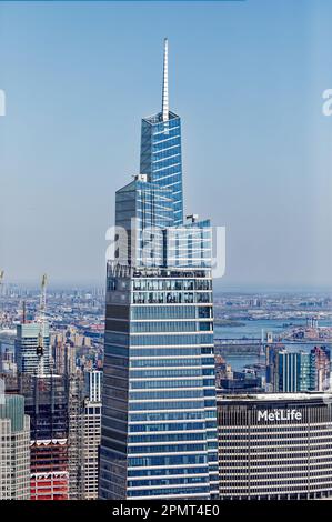 Vue en hauteur : la tour conique d'un Vanderbilt est revêtue de terre cuite et de verre. Ses ponts d’observation sont surnommés « le Sommet ». Banque D'Images