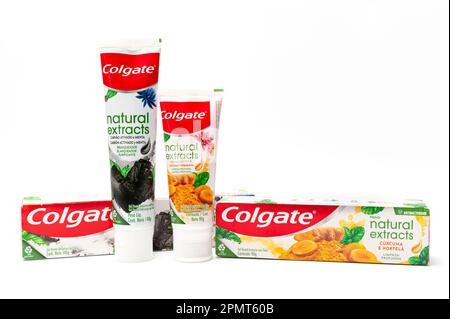 Fuji-Shi, Shizuoka-Ken, Japon - 22 août 2022: Dentifrice Colgate vendu au Brésil isolé sur fond blanc. Banque D'Images