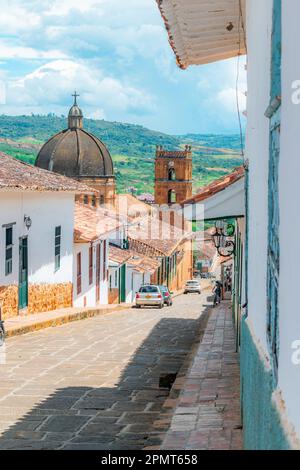 paysage vertical des rues coloniales de barichara santander colombie avec la cathédrale en arrière-plan par une journée ensoleillée Banque D'Images