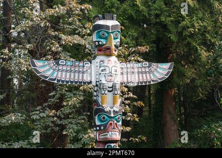 Vancouver, Canada - 11 septembre 2022 : le totem dans le parc Staley est l'un des nombreux totem des Premières nations exposés dans le parc. Banque D'Images