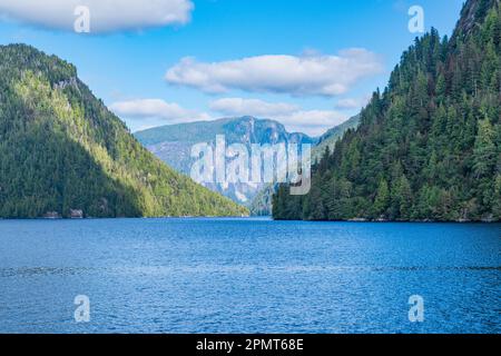 Magnifique paysage le long de la côte dans le monument national Misty Fjords près de Ketchikan, Alaska Banque D'Images