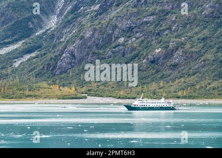 Bateau de croisière ancré dans l'eau glacée de Russell Fjord, Alaska Banque D'Images