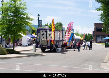 Johnson City, Tennessee, États-Unis 2022-06-04 Festival Blue Plum : véhicules de la concession alimentaire et visiteurs. Banque D'Images