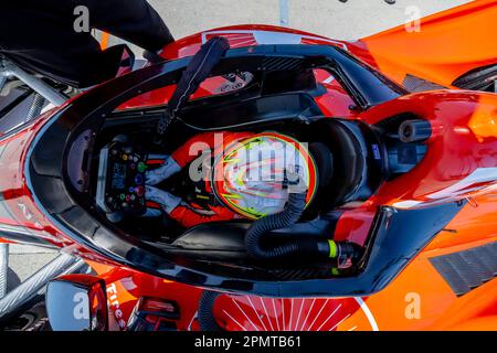 Long Beach, Californie, États-Unis. 14th avril 2023. 14 avr 2023 long Beach, CA: BENJAMIN PEDERSEN (R) (55) de Copenhague, Danemark s'attache dans sa voiture pour s'entraîner au Grand Prix d'Acura de long Beach dans les rues de long Beach à long Beach, CA. (Credit image: © Walter G. Arce Sr./ZUMA Press Wire) USAGE ÉDITORIAL SEULEMENT! Non destiné À un usage commercial ! Crédit : ZUMA Press, Inc./Alay Live News Banque D'Images