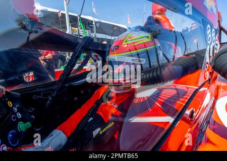 Long Beach, Californie, États-Unis. 14th avril 2023. 14 avr 2023 long Beach, CA: BENJAMIN PEDERSEN (R) (55) de Copenhague, Danemark s'attache dans sa voiture pour s'entraîner au Grand Prix d'Acura de long Beach dans les rues de long Beach à long Beach, CA. (Credit image: © Walter G. Arce Sr./ZUMA Press Wire) USAGE ÉDITORIAL SEULEMENT! Non destiné À un usage commercial ! Crédit : ZUMA Press, Inc./Alay Live News Banque D'Images