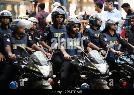 Des membres du 'Bataillon d'action rapide' (RAB) de la Force spéciale de sécurité sont déployés lors de la célébration du premier jour du nouvel an bengali à Dhaka. Cette célébration est connue localement sous le nom de 'Pohela/ Poila Boishakh' où 'Pohela/ Poila' signifie 'First' et 'Boishakh' désigne le nom du premier mois du calendrier bengali. Cette célébration comprend des processions colorées, des concerts, des foires traditionnelles, etc La procession colorée habituellement organisée par les étudiants de la Faculté d'Art de l'Université de Dhaka est localement connue sous le nom de 'Mangol Shuvajatra' qui est marqué comme un patrimoine mondial par l'ONU Banque D'Images