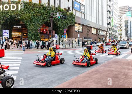 Avril 2023 les touristes aiment conduire des karting Mario dans les rues de Tokyo en passant par Shibuya Ward, Tokyo, Japon, Asie Banque D'Images