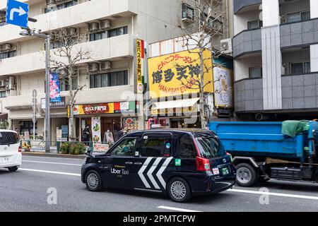 Shinjuku Tokyo 2023 avril, Toyota JPN noir hybride taxi électrique véhicule dans les rues à Shinjuku, Tokyo, Japon Banque D'Images