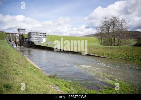 PRODUCTION - 13 avril 2023, Hesse, Bad Soden-Salmünster : écoulement de l'eau à la sortie du réservoir de Kinzigtalsperre. Depuis le milieu de l'année 2022, cette situation a été drainée dans une certaine mesure en raison d'un examen de la sécurité qui a lieu tous les 20 ans. Après les vacances d'hiver forcées, l'examen de sécurité majeur prévu du Kinzigtalsperre et la réhabilitation qui y est associée doivent être poursuivis. (À dpa 'le travail sur Kinzigtalsperre continue après les vacances d'hiver') photo: Sebastian Gollnow/dpa Banque D'Images