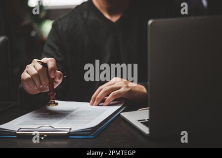 Signature document d'approbation cachet confirmation signature profession. Homme d'affaires estampillage main finance papier concept de travail. Banque D'Images