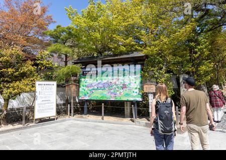 Avril 2023, temple Ginkaku-ji Kyoto Japon, carte prééteinte des temples et des terrains pour les visiteurs de ce temple zen près de philosophes Walk Japon Banque D'Images