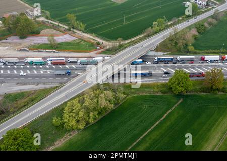 Piacenza, Italie - 13 avril 2023 embouteillages sur l'autoroute pendant la pointe de la route dans Autostrada del Sole, italie près de Piacenza Banque D'Images