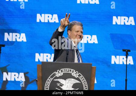 INDIANAPOLIS, INDIANA - 14 AVRIL : le gouverneur du New Hampshire, Chris Sununu, s'adresse aux invités du forum de leadership de l'ARN-ILA 2023 sur 14 avril 2023, à Indianapolis, Indiana. Le forum fait partie des réunions et expositions annuelles de la National Rifle Association, qui commencent aujourd'hui et se tiennent jusqu'au dimanche. (Photo de Jeremy Hogan/The Bloomingtonian) Banque D'Images