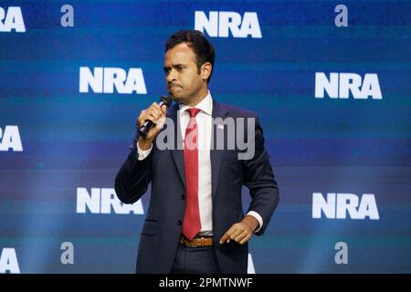 INDIANAPOLIS, INDIANA - 14 AVRIL : le candidat républicain à la présidence Vivek Ramaswamy s'adresse aux invités du Forum de leadership de la NRA-ILA 2023 sur 14 avril 2023 à Indianapolis, Indiana. Le forum fait partie des réunions et expositions annuelles de la National Rifle Association, qui commencent aujourd'hui et se tiennent jusqu'au dimanche. (Photo de Jeremy Hogan/The Bloomingtonian) Banque D'Images