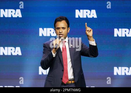 INDIANAPOLIS, INDIANA - 14 AVRIL : le candidat républicain à la présidence Vivek Ramaswamy s'adresse aux invités du Forum de leadership de la NRA-ILA 2023 sur 14 avril 2023 à Indianapolis, Indiana. Le forum fait partie des réunions et expositions annuelles de la National Rifle Association, qui commencent aujourd'hui et se tiennent jusqu'au dimanche. (Photo de Jeremy Hogan/The Bloomingtonian) Banque D'Images