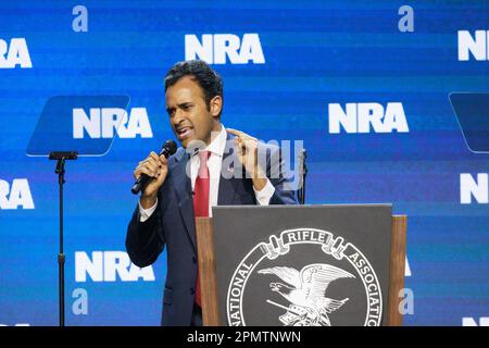 INDIANAPOLIS, INDIANA - 14 AVRIL : le candidat républicain à la présidence Vivek Ramaswamy s'adresse aux invités du Forum de leadership de la NRA-ILA 2023 sur 14 avril 2023 à Indianapolis, Indiana. Le forum fait partie des réunions et expositions annuelles de la National Rifle Association, qui commencent aujourd'hui et se tiennent jusqu'au dimanche. (Photo de Jeremy Hogan/The Bloomingtonian) Banque D'Images