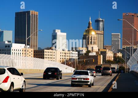 Le trafic de banlieue se dirige vers le centre-ville d'Atlanta, en direction du capitole de l'État et du centre d'affaires Banque D'Images
