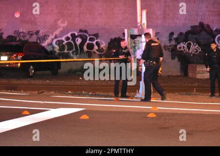 Paterson, États-Unis. 14th avril 2023. Marqueurs de preuve placés sur la scène du crime. Plusieurs fusillades ont été signalées à Paterson, dans le New Jersey, dans la soirée de vendredi. Deux personnes auraient été abattant sur East 18th Street vendredi soir. Aucun autre renseignement n'a été immédiatement disponible auprès du service de police de Paterson. Crédit : SOPA Images Limited/Alamy Live News Banque D'Images